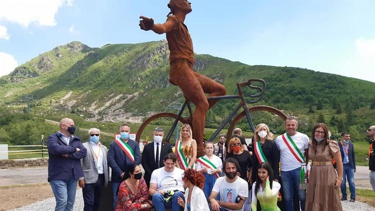 La statua dedicata a Marco pantani a Montecampione