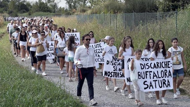 Una delle numerose manifestazioni promosse durante gli anni per fermare la discarica Castella incastonata tra Rezzato e Buffalora