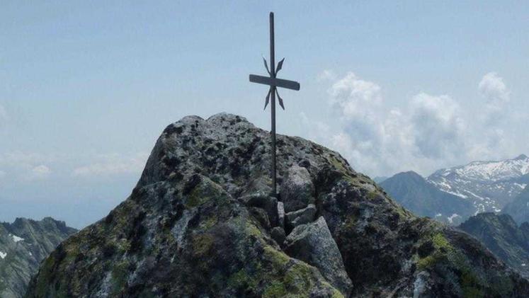 La croce in ferro collocata sulla cima del Monte Frisozzo