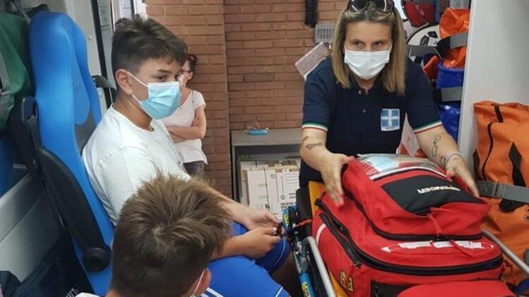 La visita  con dono annesso degli studenti della terza «E» alla Croce bianca di LenoA lezione  di pronto soccorso a bordo di un’ambulanza