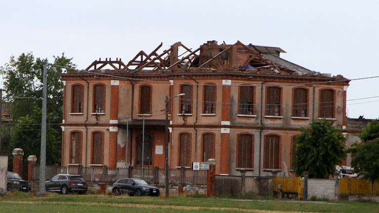 Eloquente lo squarcio del tetto dell’ex asilo del Corvione dichiarato inagibile dai Vigili del fuoco dopo gli accertamenti
