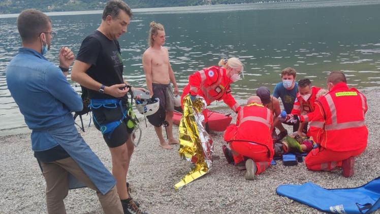 Precipitata sulla spiaggia in riva al lago è stata soccorsa da due canoisti
