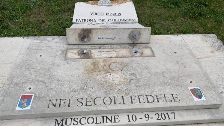 La stele dedicata ai carabinieri è stata rasa al suolo dalla manovra in retromarcia di un furgone