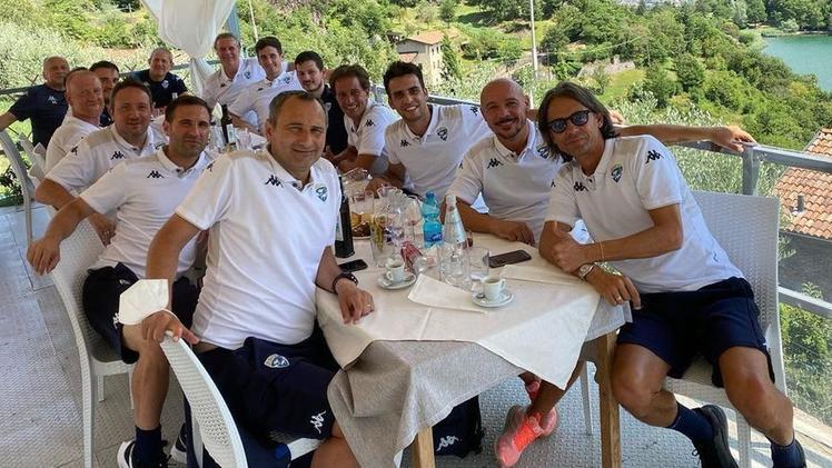 Filippo Inzaghi e il suo staff a pranzo ieri al lago Moro