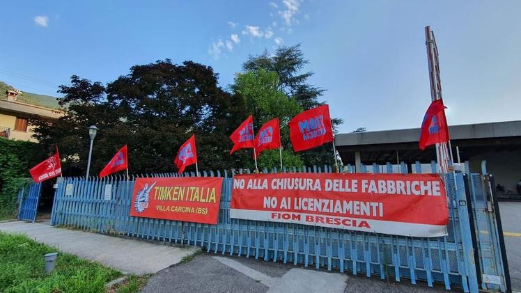 Lo striscione fuori dalla sede della Timken Italia. I sindacati hanno proclamato per domani quattro ore di sciopero nelle aziende metalmeccaniche per solidarietà con i lavoratori a rischio
