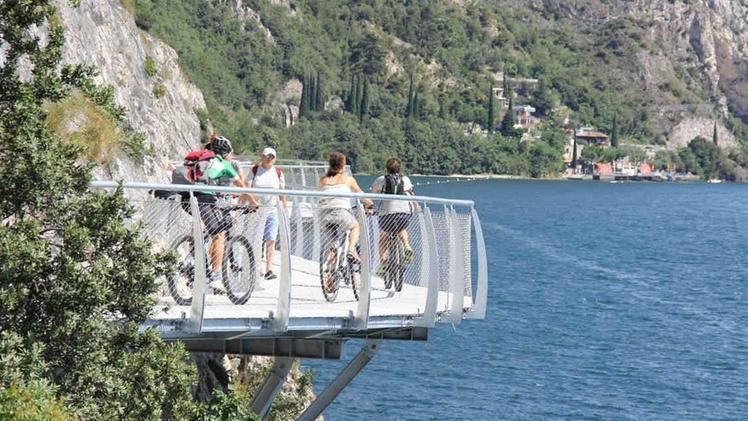 La spettacolare pista ciclopedonale a sbalzo sul lago di Limone: è previsto per questa mattina il milionesimo visitatore