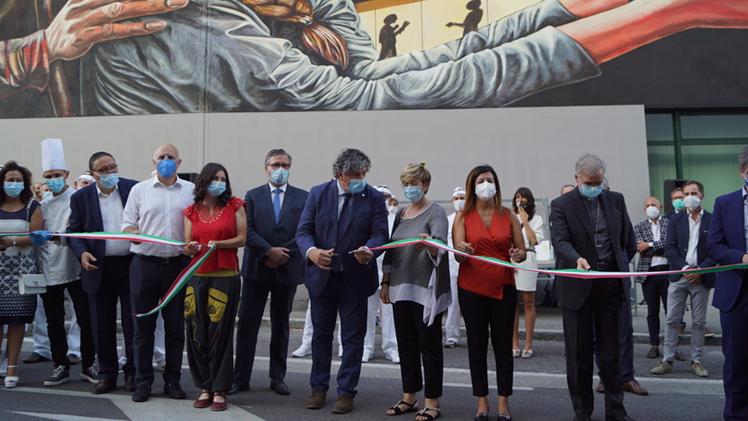 Lo spettacolare, nuovo lavoro di Vera Bugatti, un enorme murale che fa bella mostra di sè in via Cefalonia: un’opera d’arte che è anche un messaggio tra tradizione e innovazioneIl taglio del nastro alla sede dell’Associazione Artigiani
