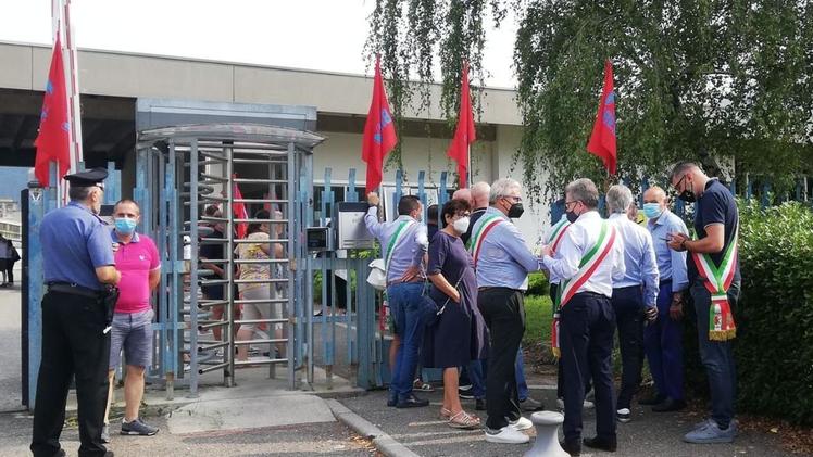 Striscioni a supporto dei lavoratori della Timken a Villa CarcinaAll’esterno dello stabilimento ieri presenti anche i sindaci della Valtrompia per dimostrare vicinanza ai lavoratori in pericolo