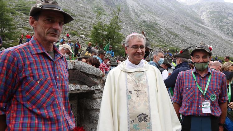 Gli alpini con il vescovo di Brescia