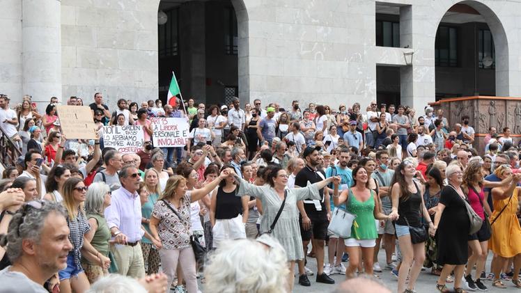 Assembramenti senza mascherine: un momento della manifestazione contro l’obbligo di Green Pass ieri a Brescia in piazza Vittoria 