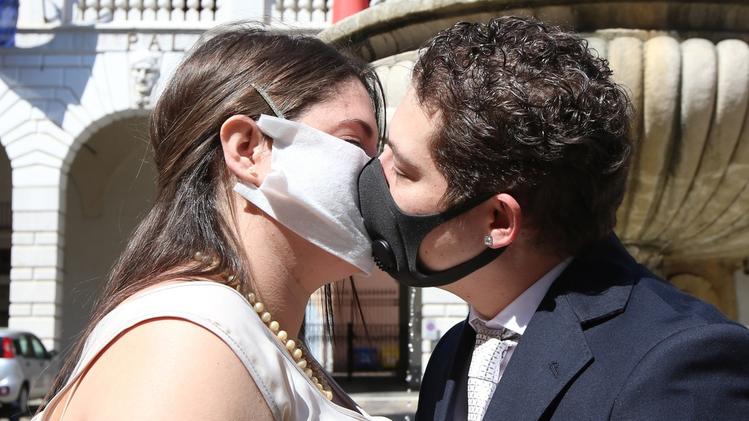 Una mascherina non può certo impedire l’amore: e così nonostante tutto i matrimoni civili sono andati avanti