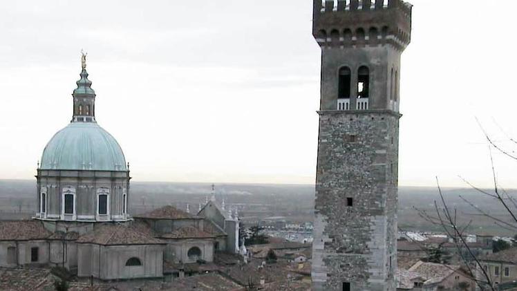 La Torre civica che svetta accanto alla Basilica nello skyline di Lonato