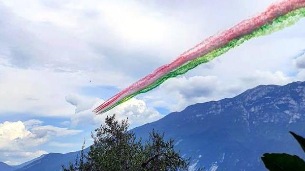 La grande sorpresa: le Frecce Tricolori ieri pomeriggio sul Garda
