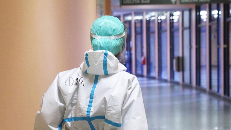 Un operatore sanitario in corsia durante la fase acuta della pandemia