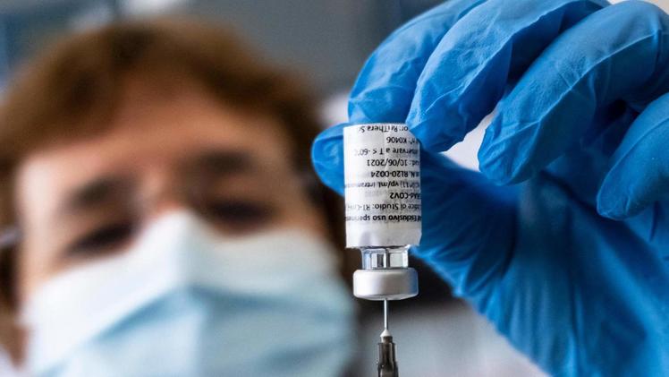 Un operatore sanitario prepara una dose di vaccino ReiTheraPierluigi Currò