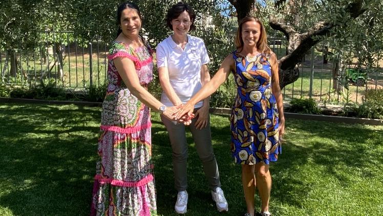 L’assessore regionale al Turismo, Lara Magoni, qui con Cristina Sandrini e Silvia Razzi durante la visita di ieri per parlare di turismo gardesano