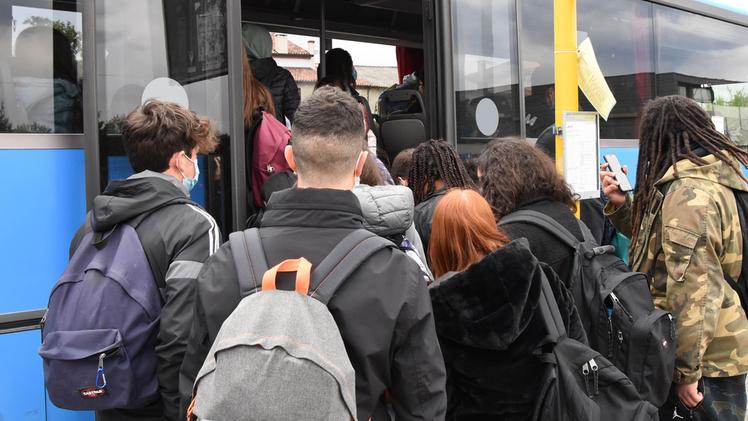 Gli studenti di Bagolino lamentano viaggi troppo lunghi per raggiungere le scuole di Tione, in Trentino