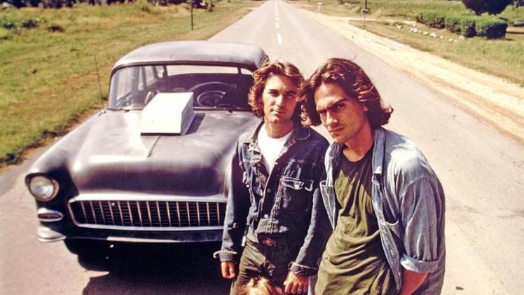 Laurie Bird, Dennis Wilson e James Taylor: alle loro spalle la Chevy ’55 protagonista di «Two-Lane Blacktop»