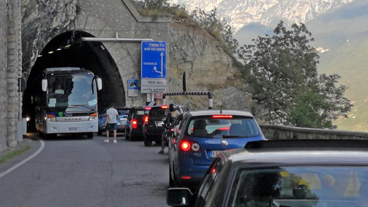 Le gallerie troppo strette fra Gargnano e Tignale sono il principale problema della 45 Bis nell’alto Garda