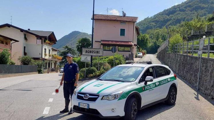 Una pattuglia  della polizia locale dell’aggregazione della Valsabbia durante un controllo stradale