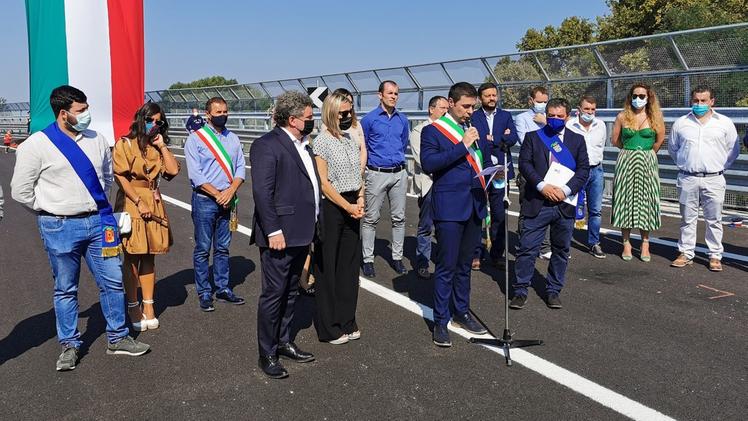La cerimonia di inaugurazione  del nuovo ponte a Pontoglio: resta aperto il nodo della strozzatura bergamasca