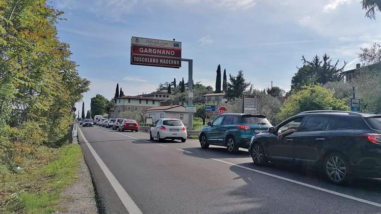 Traffico in coda sulla Gardesana: una immagine consueta sull’arteria che costeggia la sponda occidentale del Benaco
