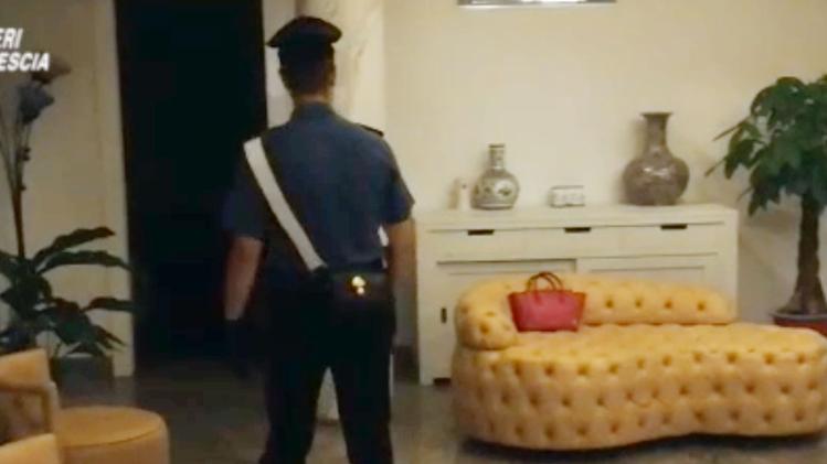 Un bel bottino, rappresentato da 160.000 euro sequestrati a casa di uno degli indagati, colpito da interdizioneUn carabiniere durante la perquisizione della villa di uno degli indagati 