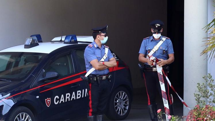 I rilievi dei carabinieri sul luogo della tragedia che ha visto lunedì mattina l’assassinio di Giuseppina Di Luca