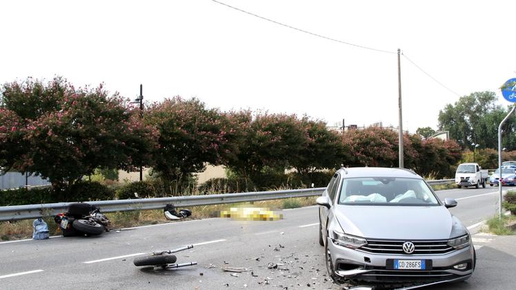 La moto e l’auto coinvolte ieri pomeriggio nell’incidente a Gottolengo costato la vita a un operaio 42enne residente a Castelletto di Leno 