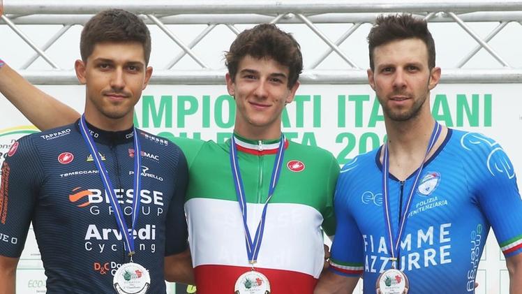 Mattia Pinazzi sul podio insieme a Moro e Scartezzini FOTO  RODELLA