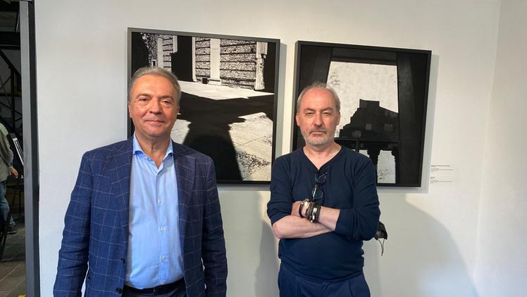 Il sindaco di iseo, Marco Ghitti, con l'artista fotografo Marcello Grassi