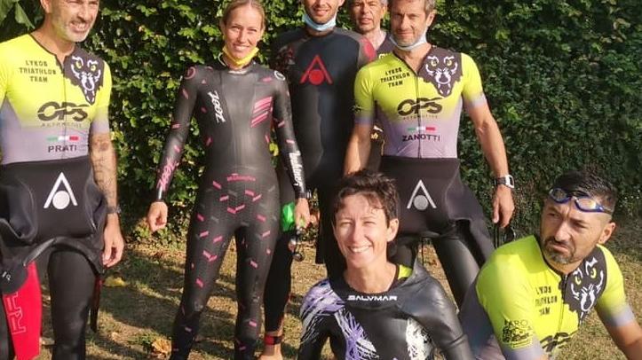 Un gruppo di atleti Lykos Triathlon Team   affiliata alla  Lykos For Mov
