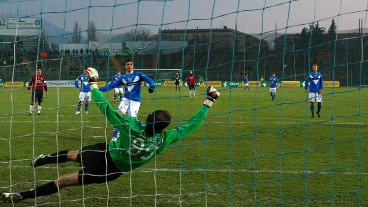 Il primo dei 2 rigori di Andrea Caracciolo nel 3-0 contro il Crotone del 2010