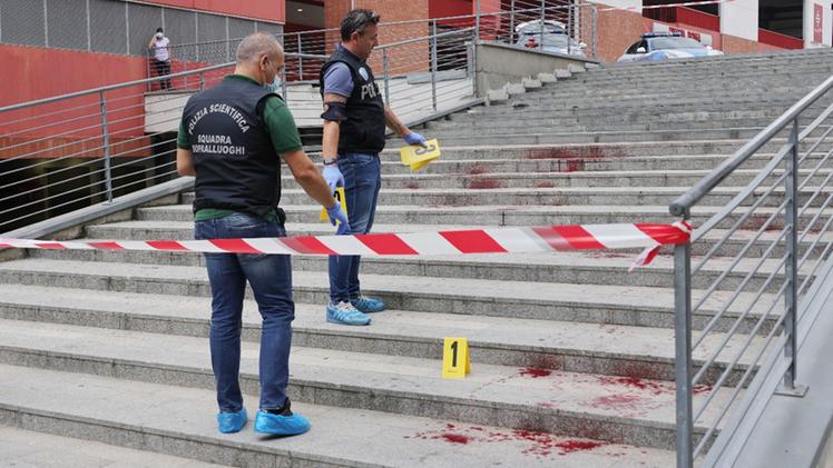 Le tracce di sangue sulle scale esterne del centro commerciale Freccia Rossa dove è avvenuta l'aggressione