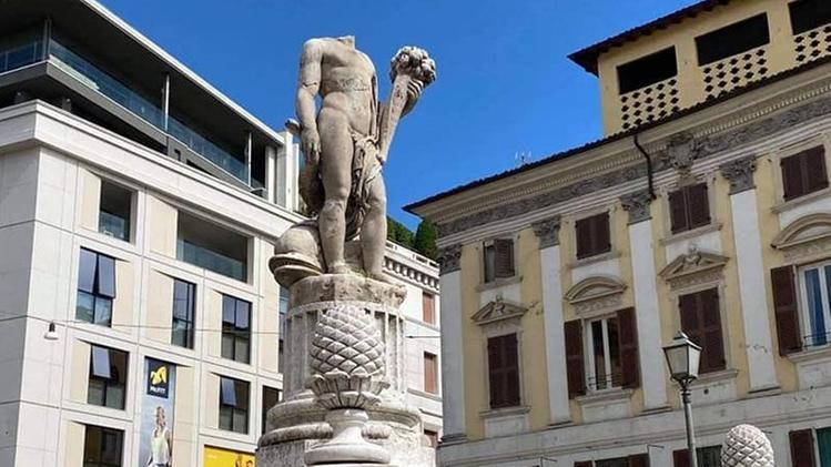 La statua   decapitata, tra sabato e domenica  in piazza Mercato 