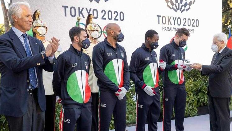 Il presidente della Repubblica Sergio Mattarella premia la staffetta 4x100 che a Tokyo ha vinto l'oro