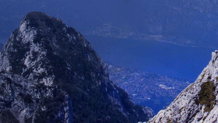 La Cresta di Piancaformia domina il sottostante Lago di Como
