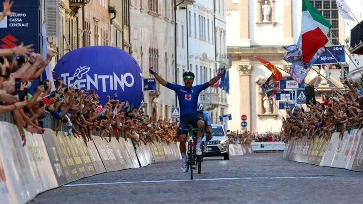 Sonny Colbrelli, 31 anni, sul traguardo di Trento: dopo il titolo italiano, ha ottenuto il successo all'Europeo e si è piazzato decimo al Mondiale. Un'annata da incorniciare