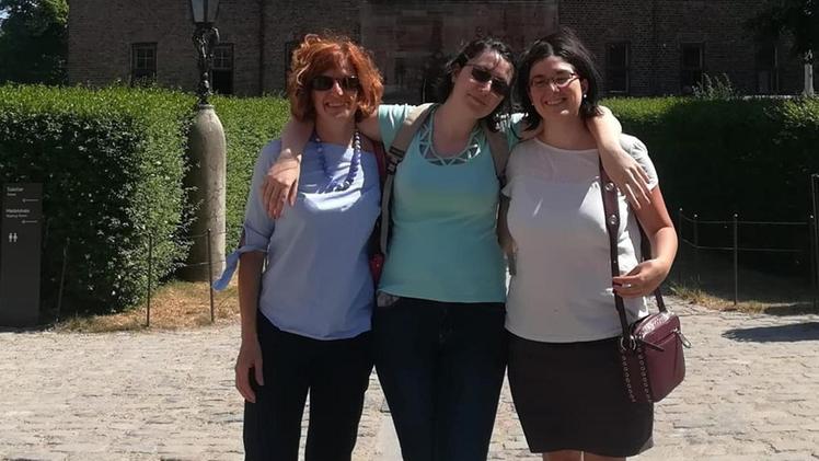 Laura Ziliani in un momento felice con le figlie Paola e Silvia Zani ora in carcere con Mirto Milani