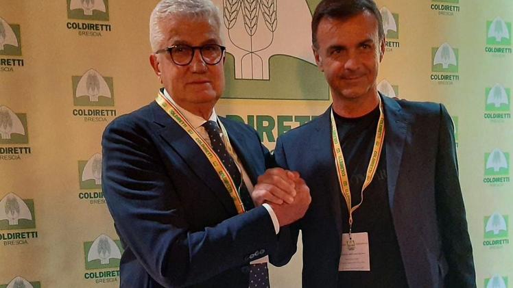 Stretta di mano tra Valter Giacomelli (neo presidente provinciale) e Ettore Prandini  leader nazionale di Coldiretti