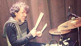 Andrea Poddighe: nato il 30 giugno 1975, bresciano, è polistrumentista, compositore, produttore e tecnico. Con il fratello Carlo gestisce il Poddighe Studio 