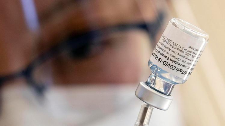 Terza dose.  Un'infermiera prepara con una fiala del vaccino Pfizer per il richiamo  che servirà a non «esaurire» la memoria immunitaria