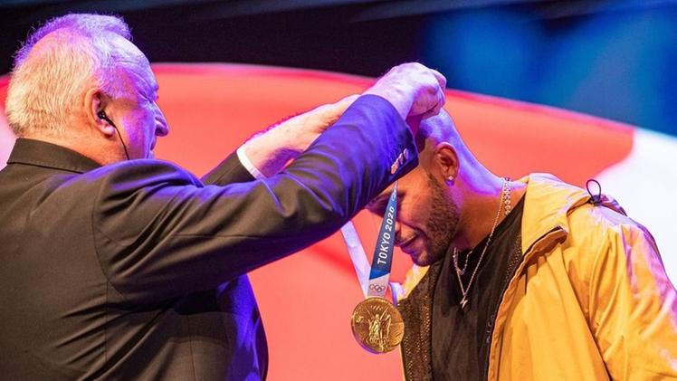 Marcell Jacobs, 27 anni, riceve la medaglia d’oro olimpica dal grande Valerj Borzov, 71, durante il Festival dello sport della Gazzetta dello Sport
