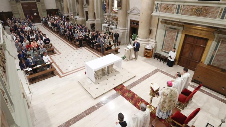 La messa celebrata dal vescovo Pierantonio Tremolada  nel 2018 per l’adorazione perpetua