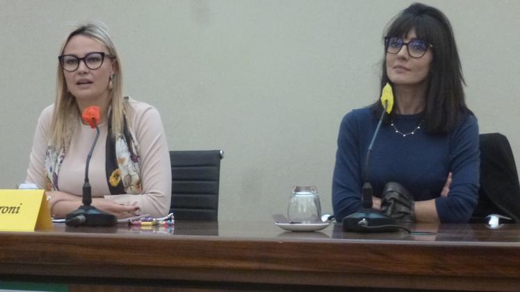 Simona Tironi con Ambra Angiolini durante il convegno
