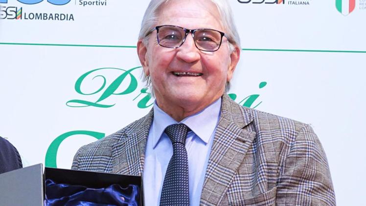 Filippo Venezia riceve il premio dal presidente lombardo dell’Odg GalimbertiSilvano Rodella premiato