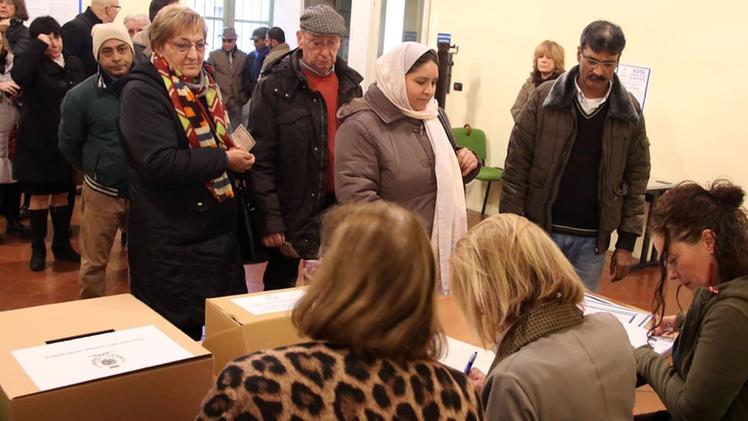 Un momento delle votazioni del dicembre 2014 per l’elezione dei Consigli di quartiere. Domenica altri due CdQ al voto