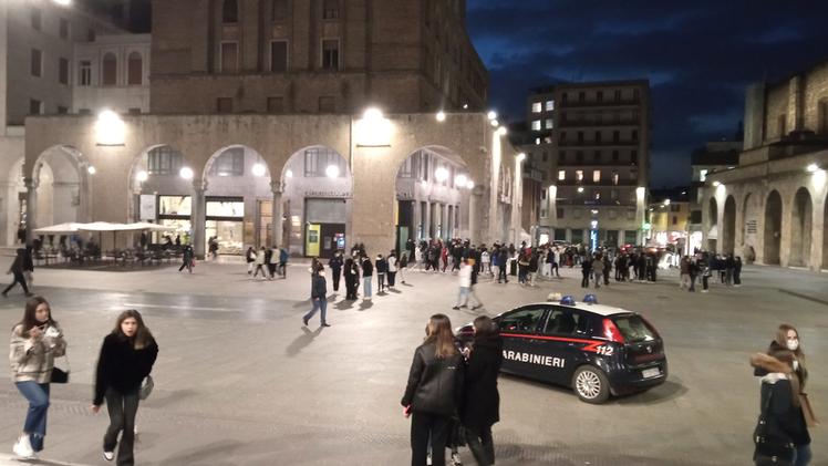 I carabinieri stanno presidiando Piazza Vittoria