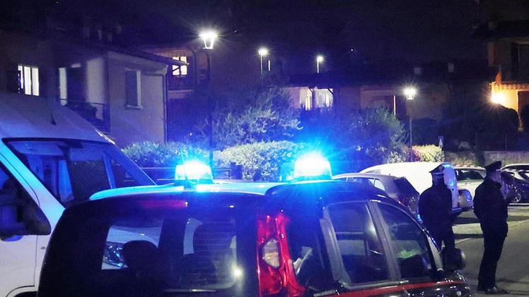 I carabinieri intervenuti ieri sera sul luogo della disgrazia SERVIZIO FOTOLIVE/Filippo VeneziaLe auto dei carabinieri all’esterno della casa della giovane morta