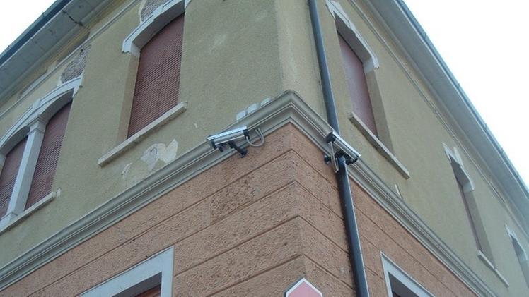 Le telecamere  per la videosorveglianza installate sulle pareti del Municipio di Sabbio ChieseUno scorcio  del centro di Sabbio Chiese